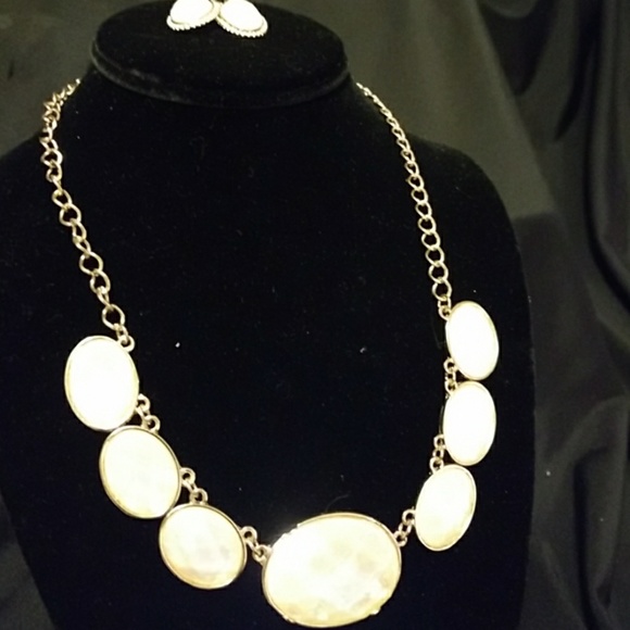 Irredecient necklace and earrings - Picture 4 of 4